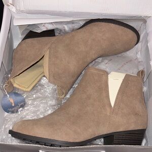 JBU Women's Taupe Ankle Booties